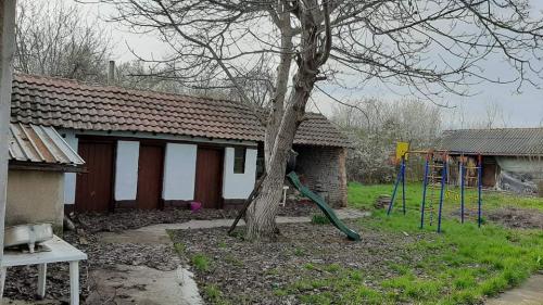 House in Bardarski geran garden